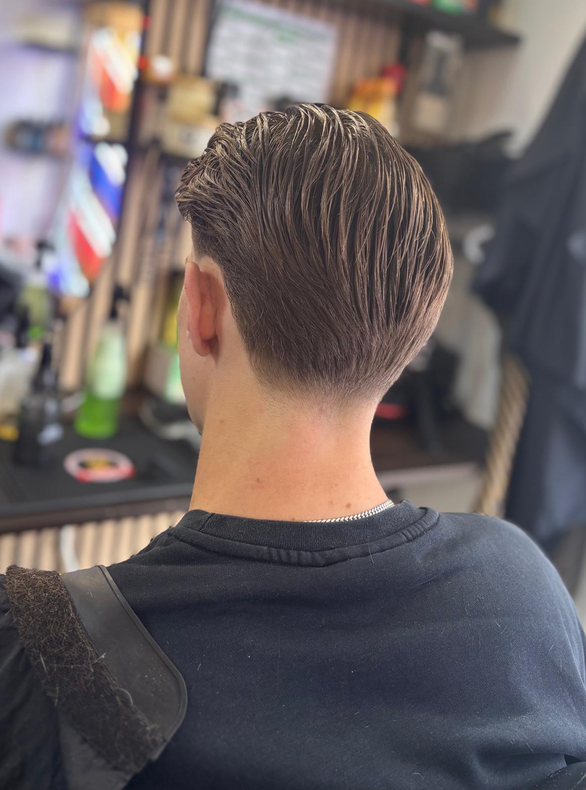 Barber i gang med en klipning